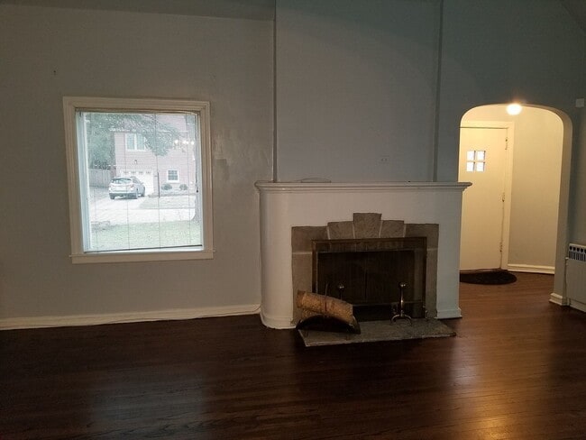 Building Photo - 6826 N Knox Ave