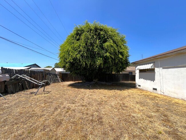 Building Photo - 1240 E Allen Ave