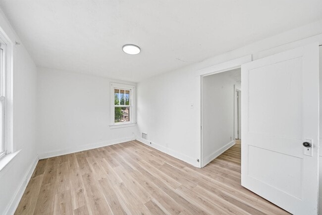 Building Photo - Freshly Renovated 3 Bedroom Home