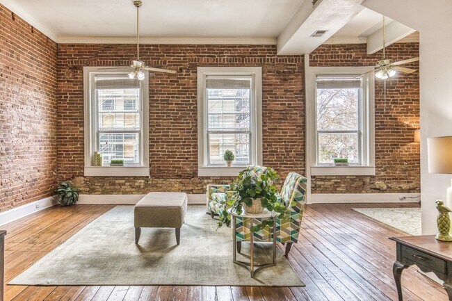 Building Photo - 112 E Alamo St