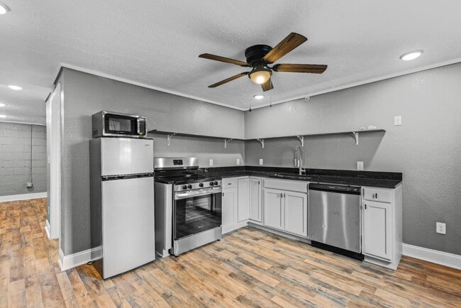 Building Photo - 223 E Broadway St