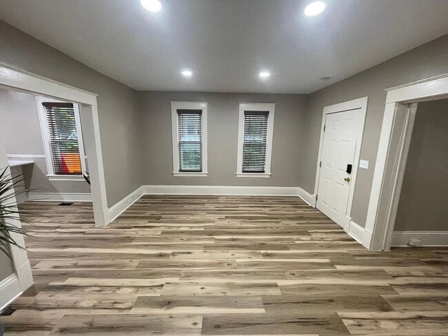 Building Photo - 946 Sigsbee St SE