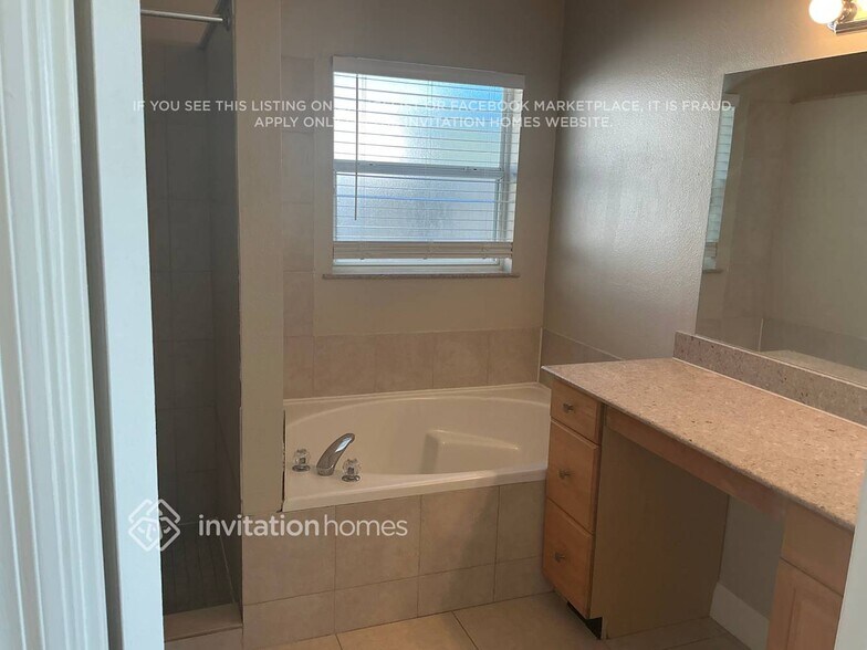 Building Photo - 1718 Snaresbrook Way