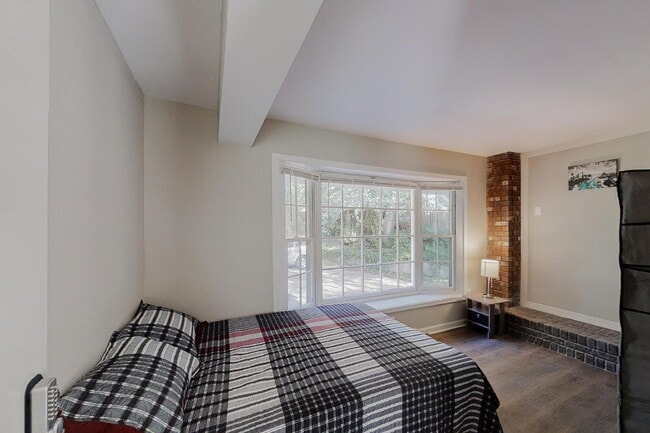 Building Photo - North Hairston | Hickory Hills Estates Home just an 8-minute walk to the transit stop at N Hairst...