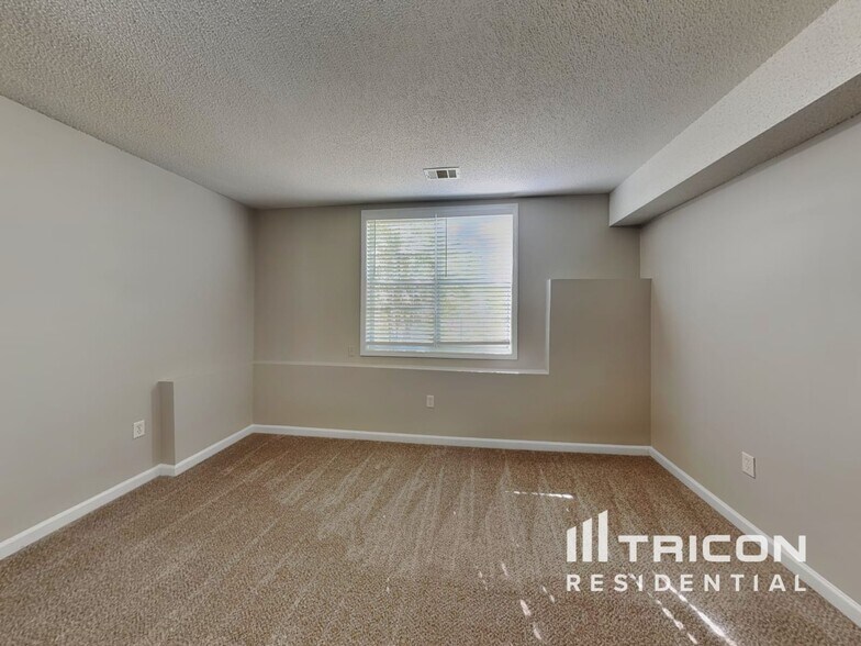 Building Photo - 260 Brook Hollow Dr