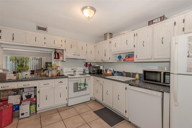 Building Photo - 6768 SW 39th Ct