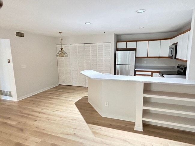Building Photo - 2-Bedroom Westwood Condo with a Spacious L...