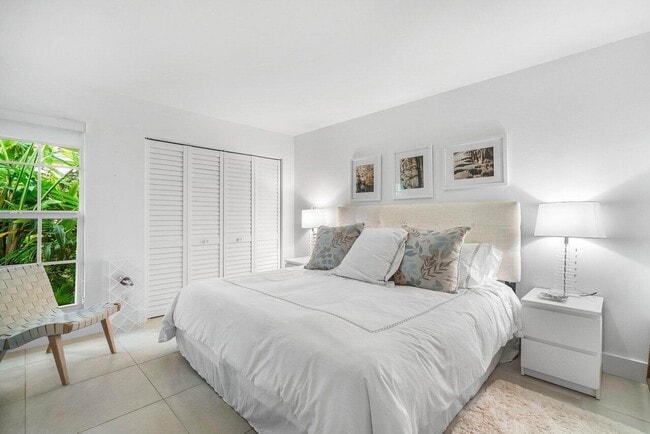 Building Photo - 2320 Las Casitas Dr