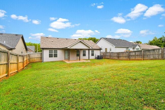 Building Photo - Pet Friendly Three Bedroom!