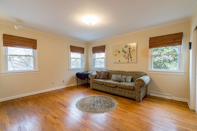 Building Photo - Adorable 3BR home on 1.65 Acre Park-Like S...