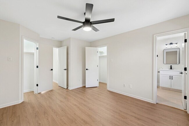 Building Photo - Newly Remodeled Duplex Great Location!