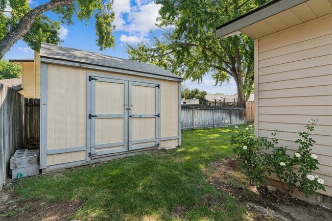 Building Photo - 5360 N Noble Fir Ave