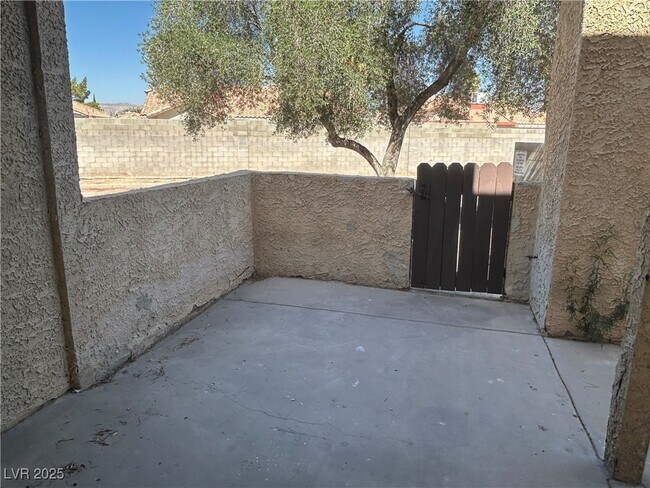 Building Photo - 3937 S Torrey Pines Dr
