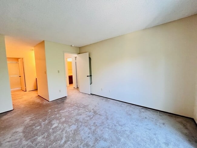 Building Photo - Move-In Ready, 2BD/2BA, Upper-Level, Singl...