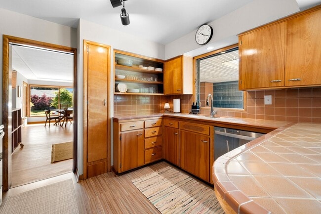 Building Photo - Mid-Century Classic! 3bd/3ba 2700 sf Short Term- FULLY FURNISHED!