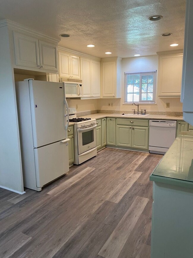 Building Photo - Located near downtown! Updated 3bed/2bath home with large family room/Rec room and side RV parking