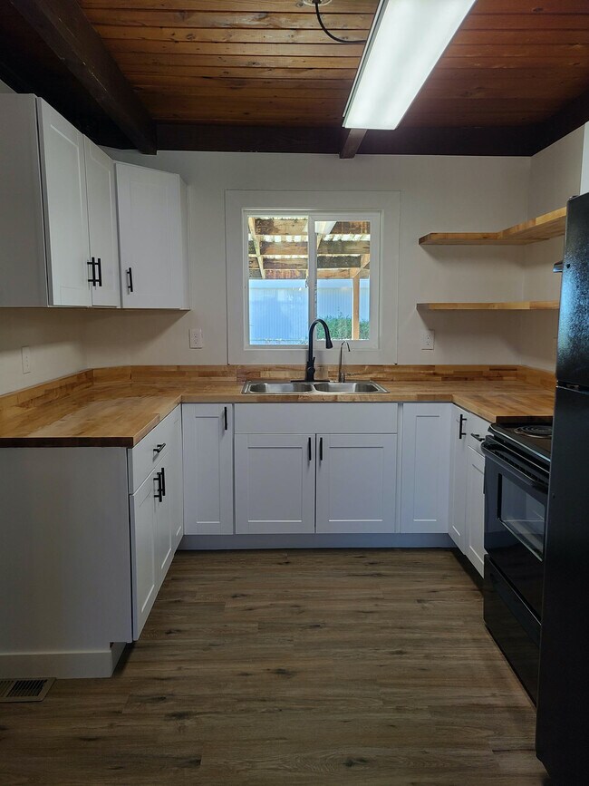 Building Photo - 15905 Ellis Ave