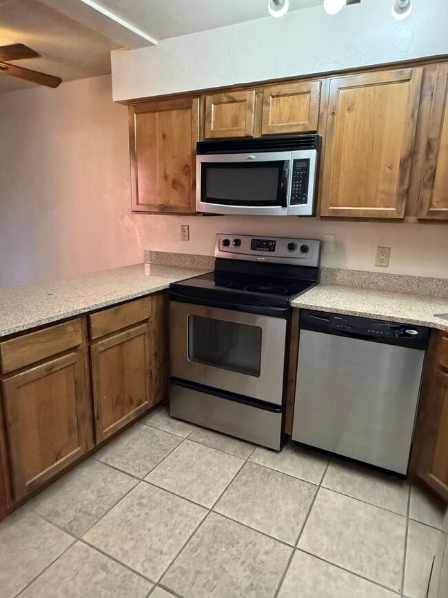 Building Photo - 1bd condo steps away from U of A, gated, A/C, Washer/Dryer