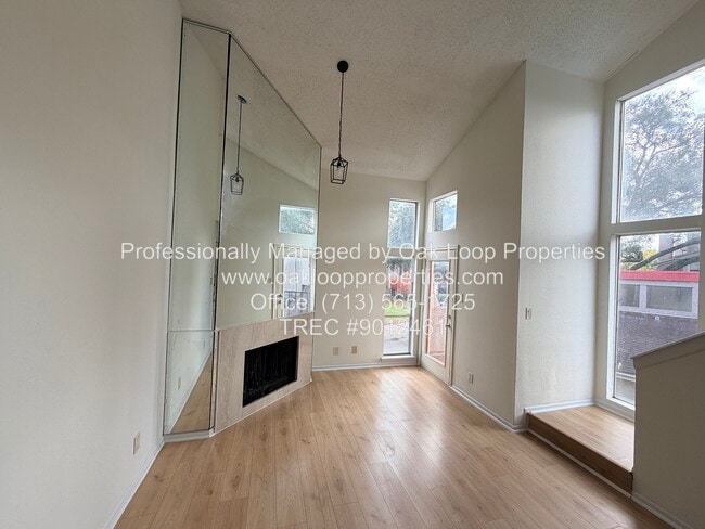 Building Photo - 10855 Meadowglen Ln