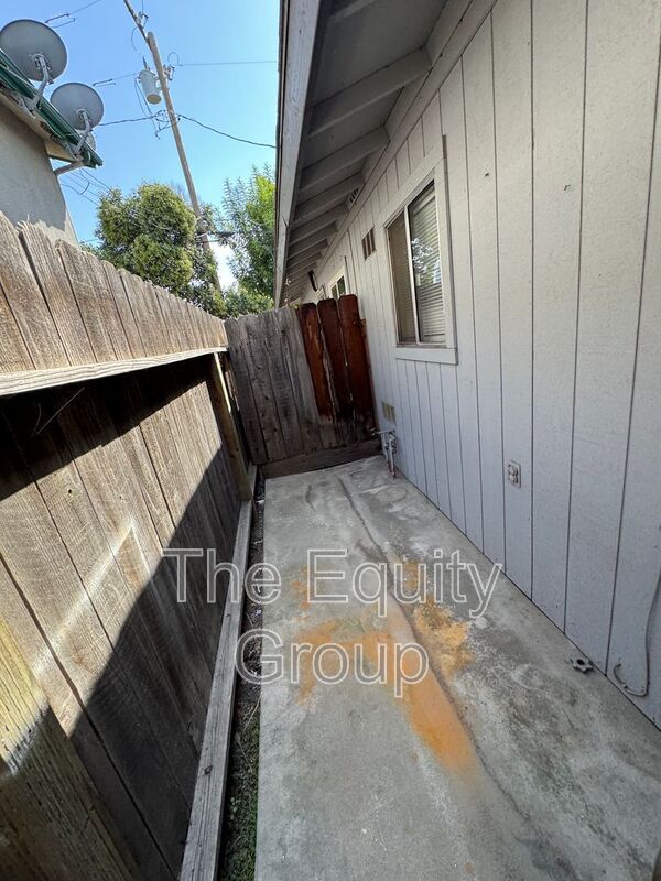Building Photo - 703 E Noble Ave