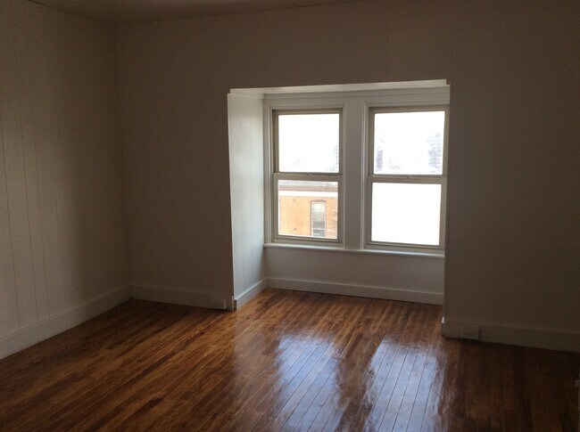 Building Photo - 3 Bedroom 1 Bath 2nd/3rd Floor Apartment-York City SD
