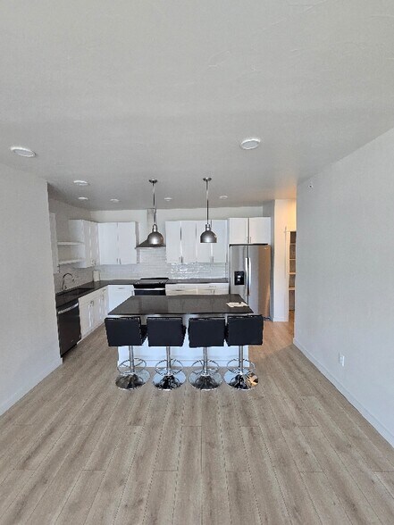 Building Photo - 2221 Willow Dr