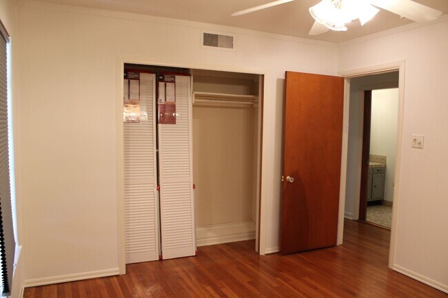 Building Photo - 2-BEDROOM IN TERRELL HILLS