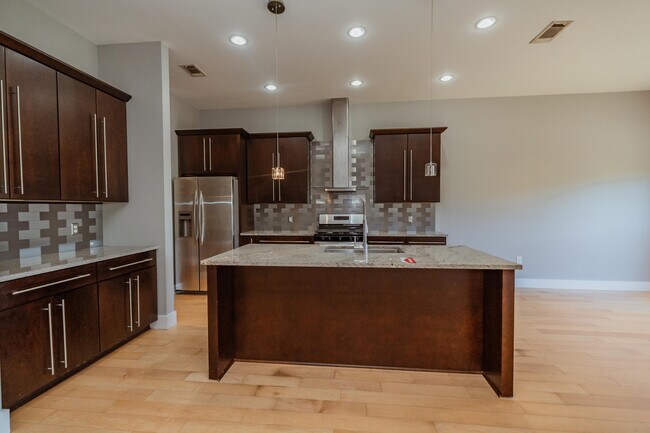 Building Photo - 133 Alicia Dr