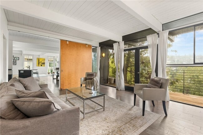 Building Photo - 3339 N Knoll Dr