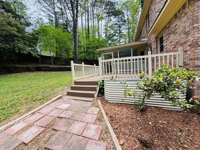 Building Photo - Fenced yard!