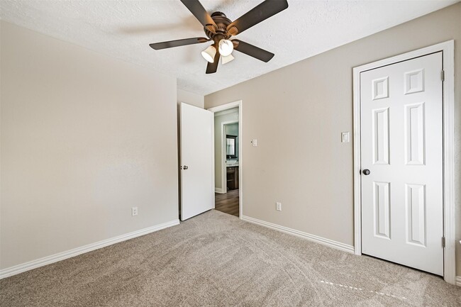 Building Photo - 1115 W Castlewood Ave