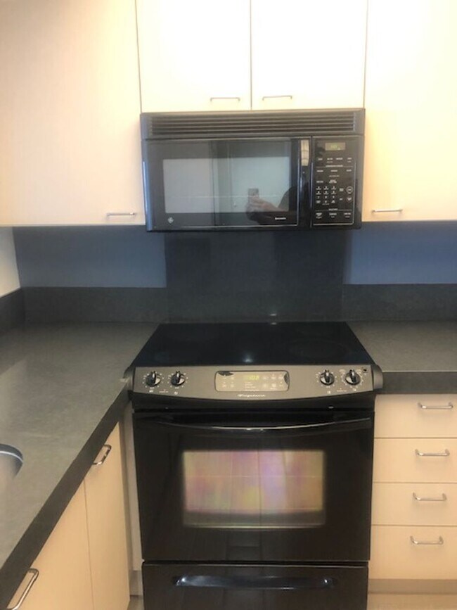 Building Photo - Large 1 bedroom 1 bath in Luxury High Rise...