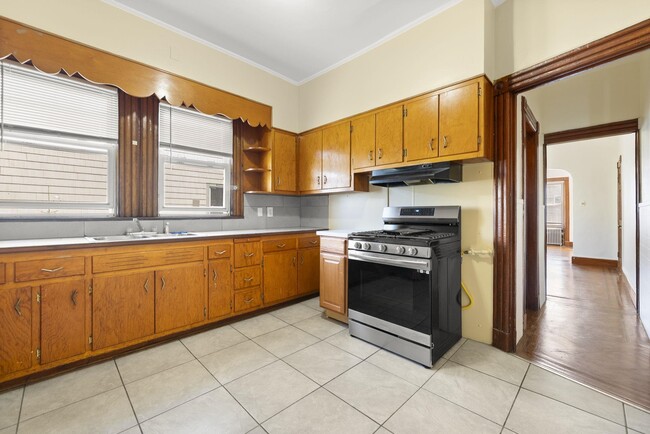 Building Photo - 32 Pearsall Ave