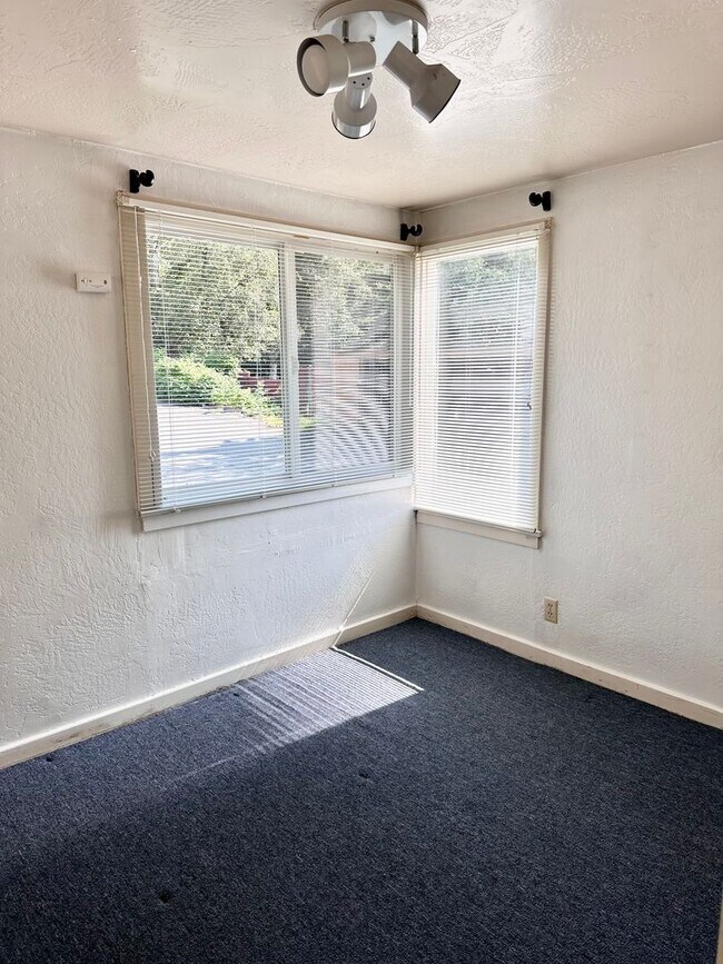 Building Photo - 1752 W 11th Ave