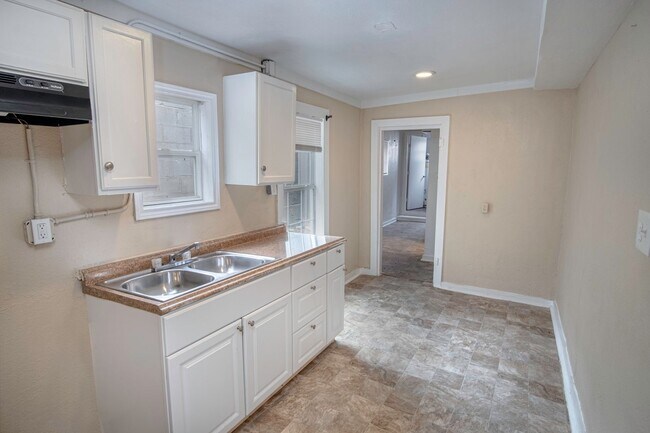 Building Photo - 150 Bank St