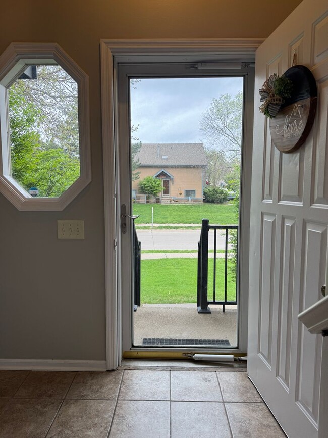 Building Photo - Spacious Corner Townhome with Private Yard...