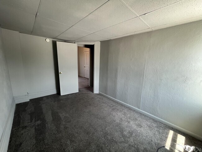 Building Photo - 714 W Poplar St