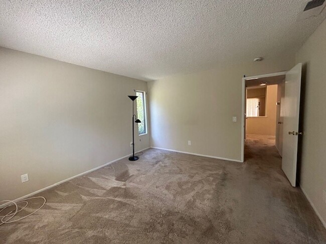 Building Photo - Charming 3 Bedroom, 2.5 Bathroom Condo in ...