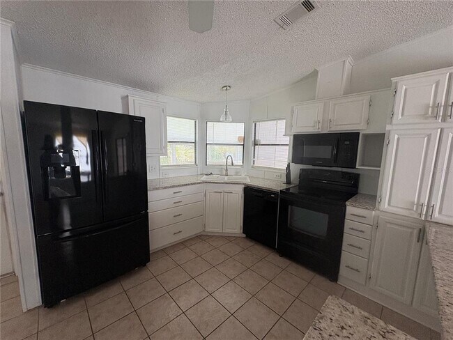 Building Photo - 2132 Sabal Palm Dr