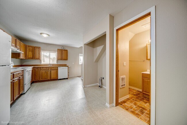 Building Photo - 104 N Colville Rd