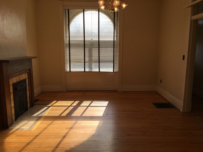 Living room - 3913 Flad Ave