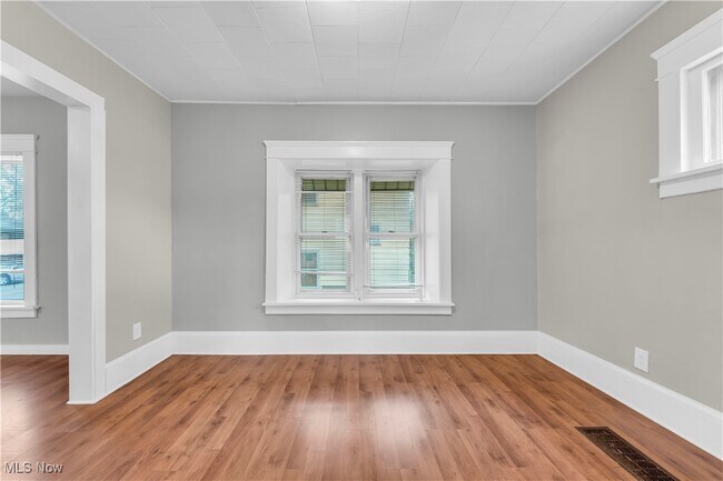 Building Photo - 1296 W Wilbeth Rd