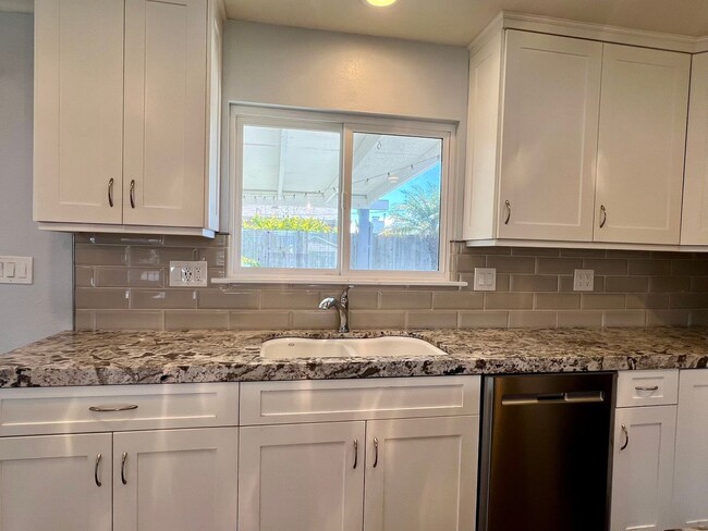 Building Photo - 4 Bedroom home available in Huntington Beach