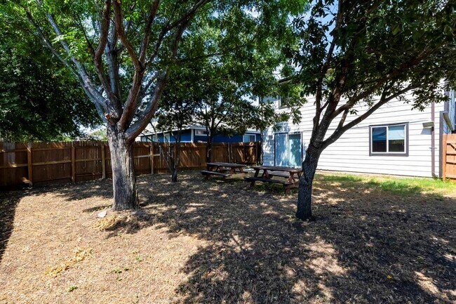 Building Photo - 1609 Anise Dr