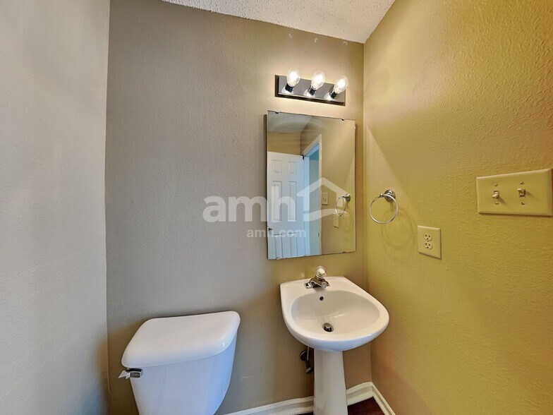 Building Photo - 5862 N Quincy Dr