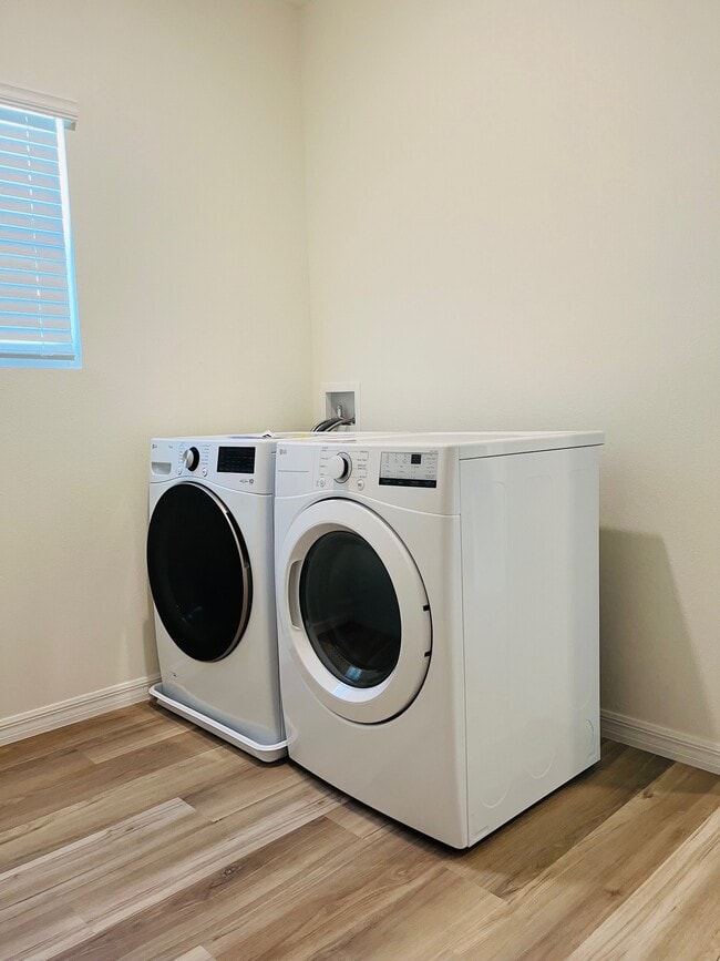 Building Photo - 5305 SW 52nd Ave