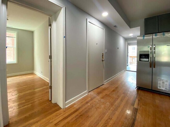 Building Photo - 619 E Groveland Park