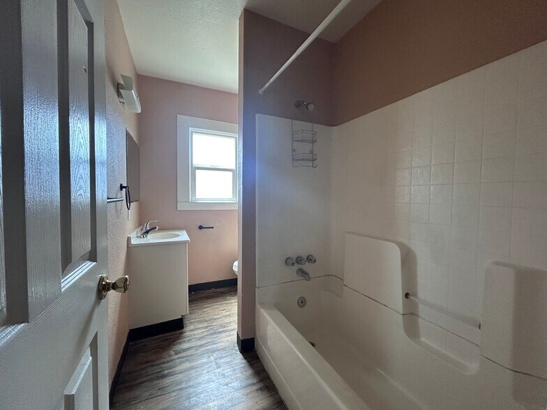 Building Photo - 301 Maple St