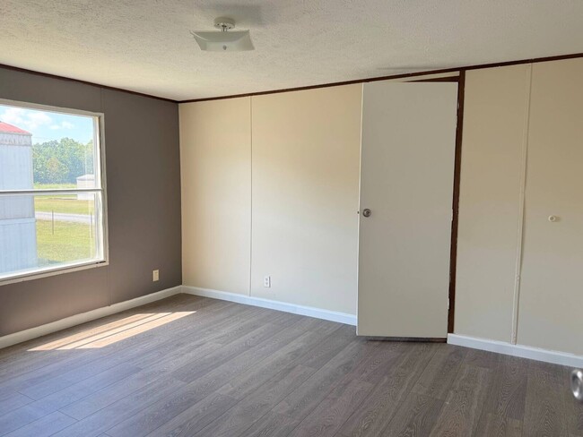 Building Photo - 580 Banjo Way