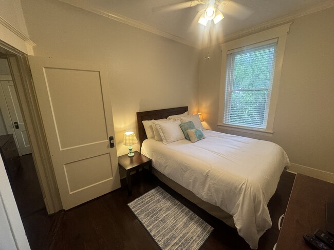 Queen bed, TV with Roku and ceiling fan. - 339 Whitaker St